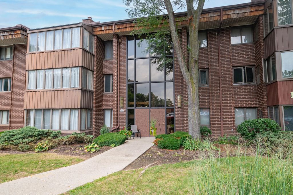 N85w15700 Ridge Rd 104, Menomonee Falls