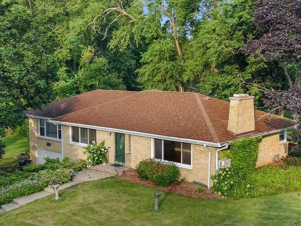130 Sky Ln, Lake Geneva