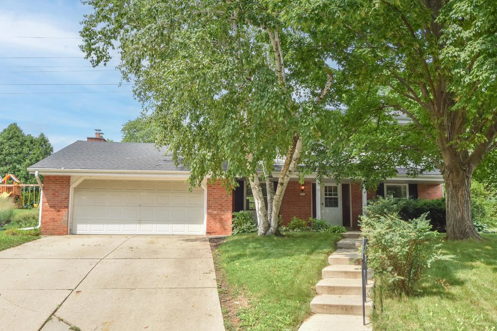 2751 N 118th St, Wauwatosa