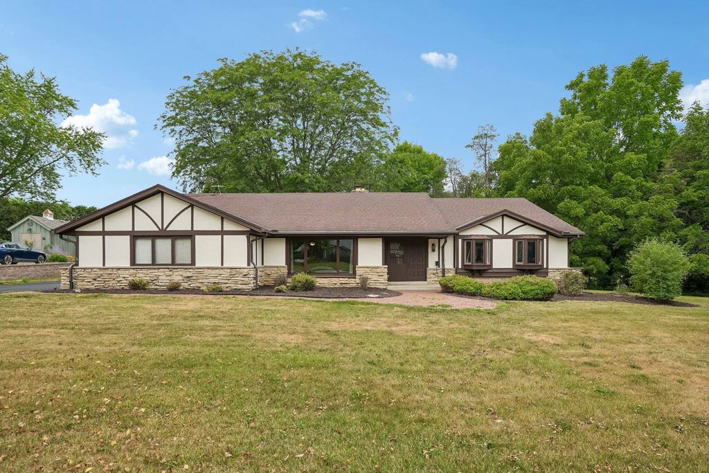 3665 Shadybrook Pl, Brookfield