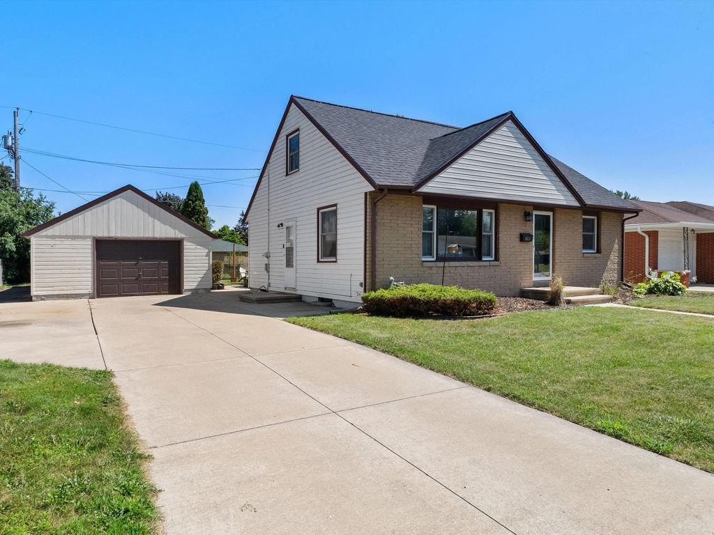 1603 Delores St, Green Bay
