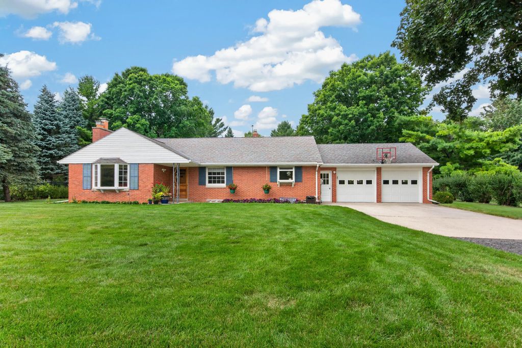 5106 Columbia Rd, Cedarburg