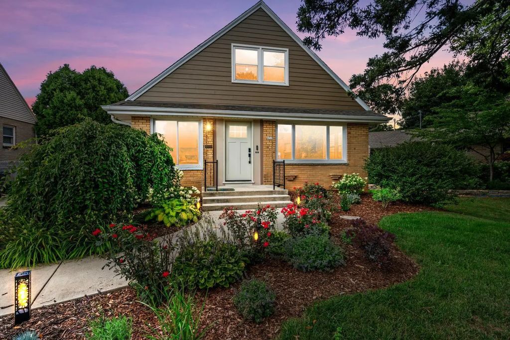 631 N 104th St, Wauwatosa