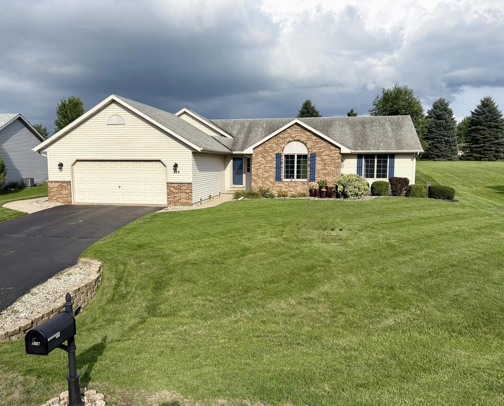 519 Danielson Dr, Darien