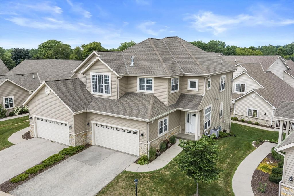 21842 S Weather Edge Cir 232, Lannon