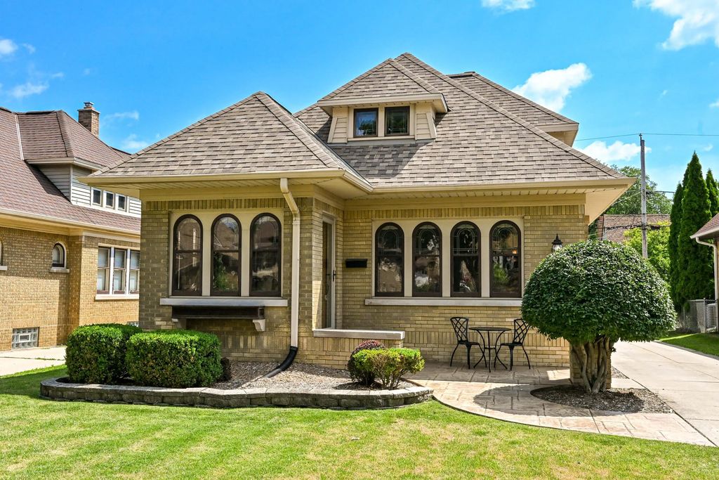 2454 Lefeber Ave, Wauwatosa