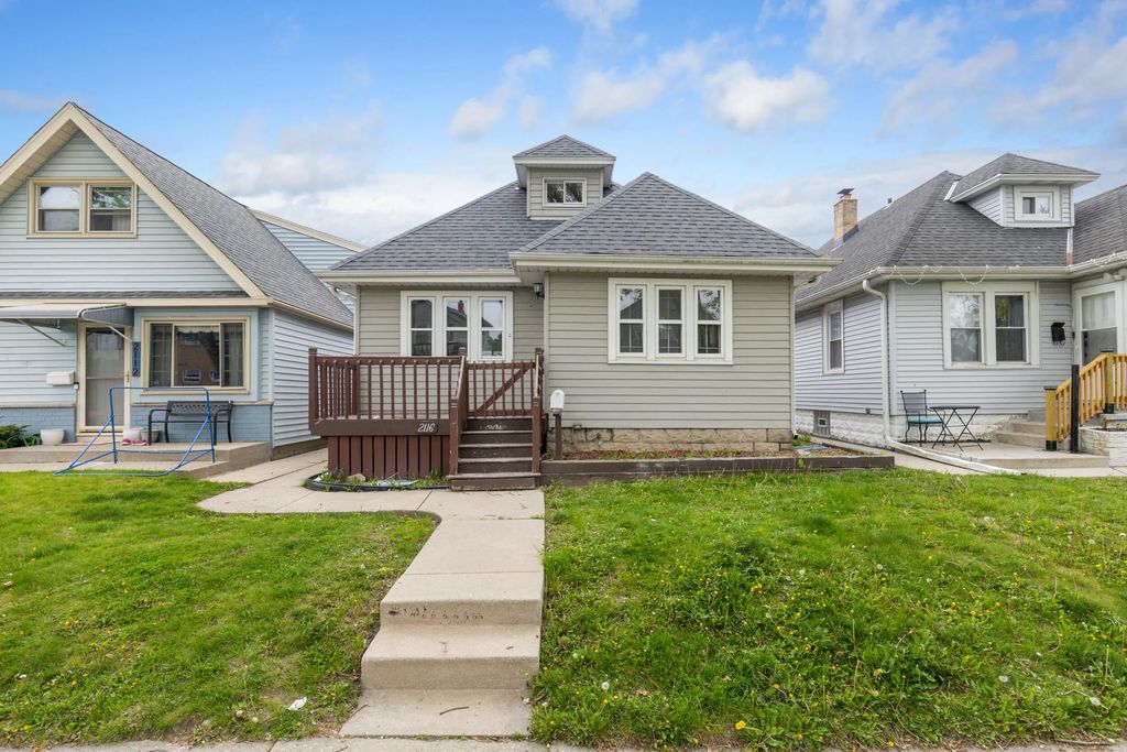 2116 S 70th St, West Allis