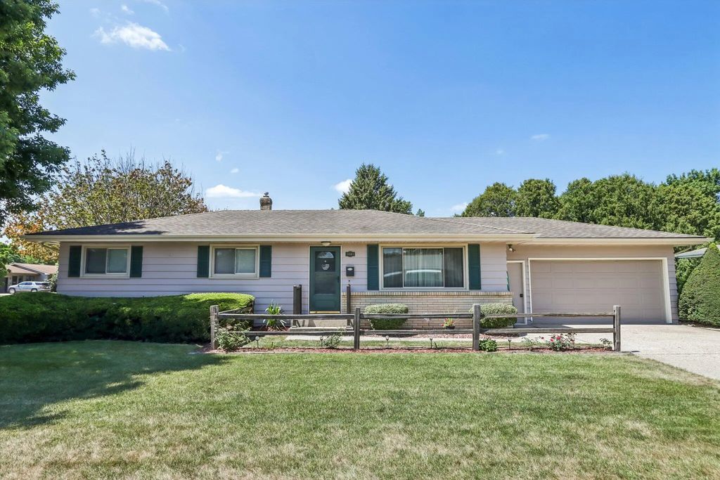 1005 N Sumac Dr, Janesville