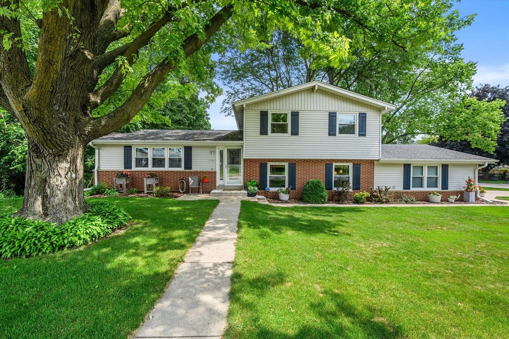 W172n9390 Shady Ln, Menomonee Falls