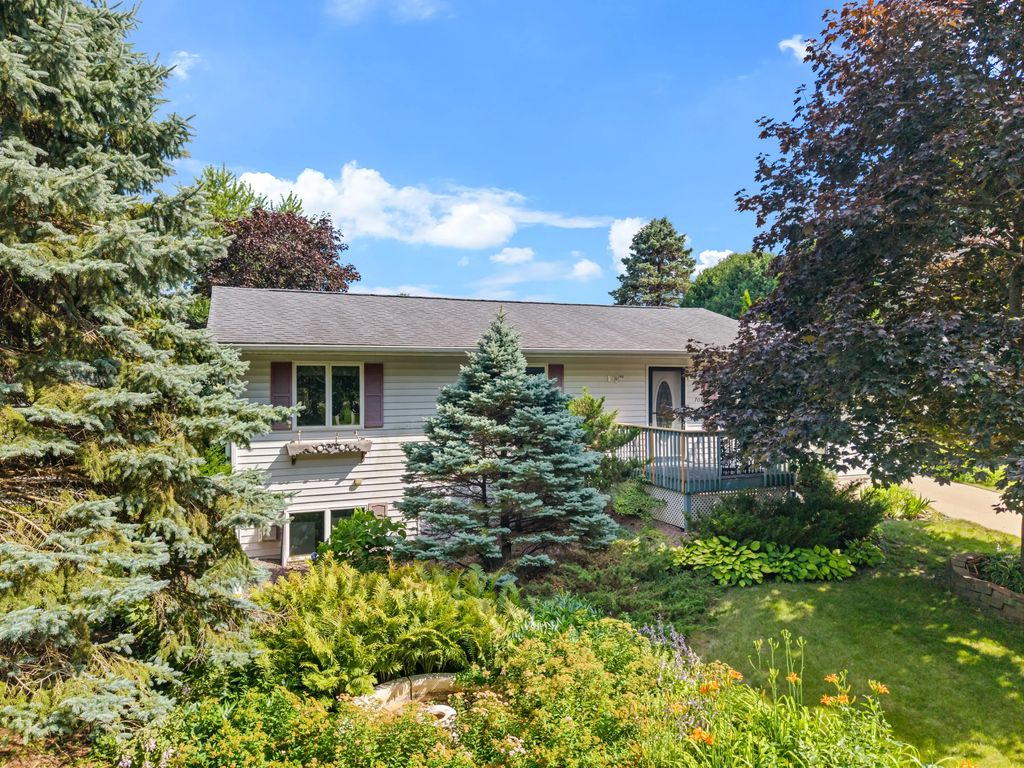 708 Sprague St N, Caledonia