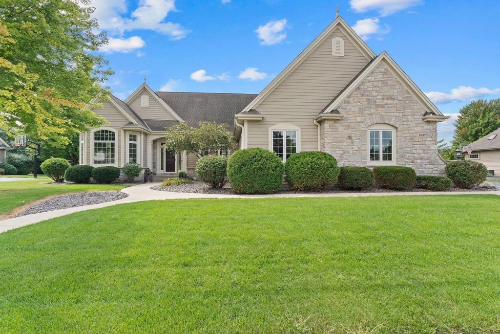 1833 River Lakes Rd S, Oconomowoc