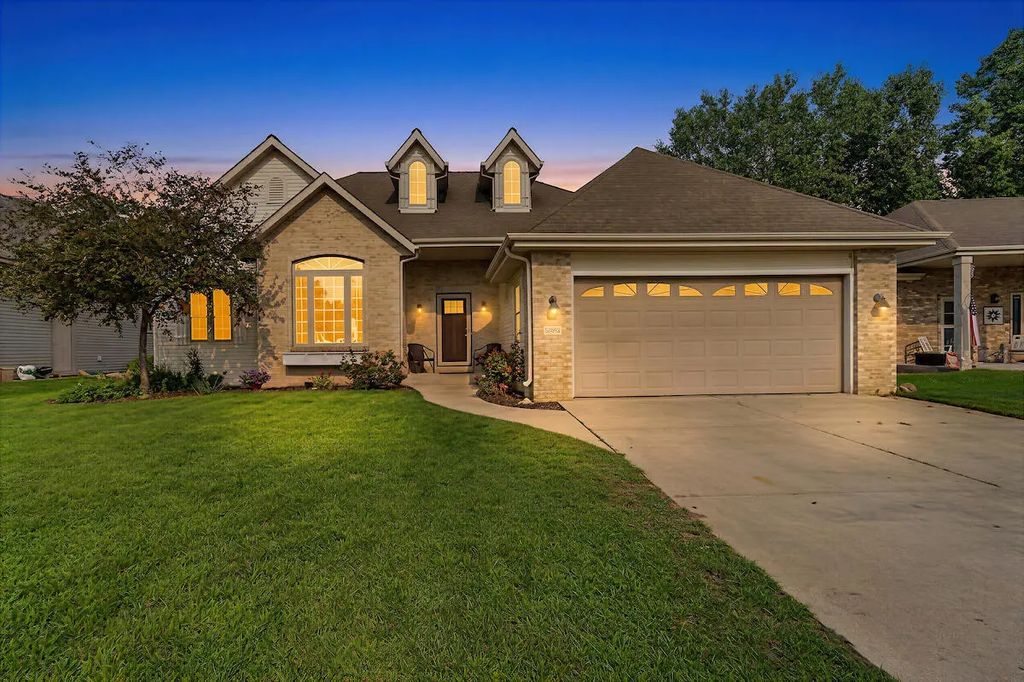 1296 Carla Ln, West Bend
