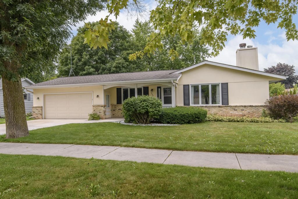 1527 N Holden St, Port Washington