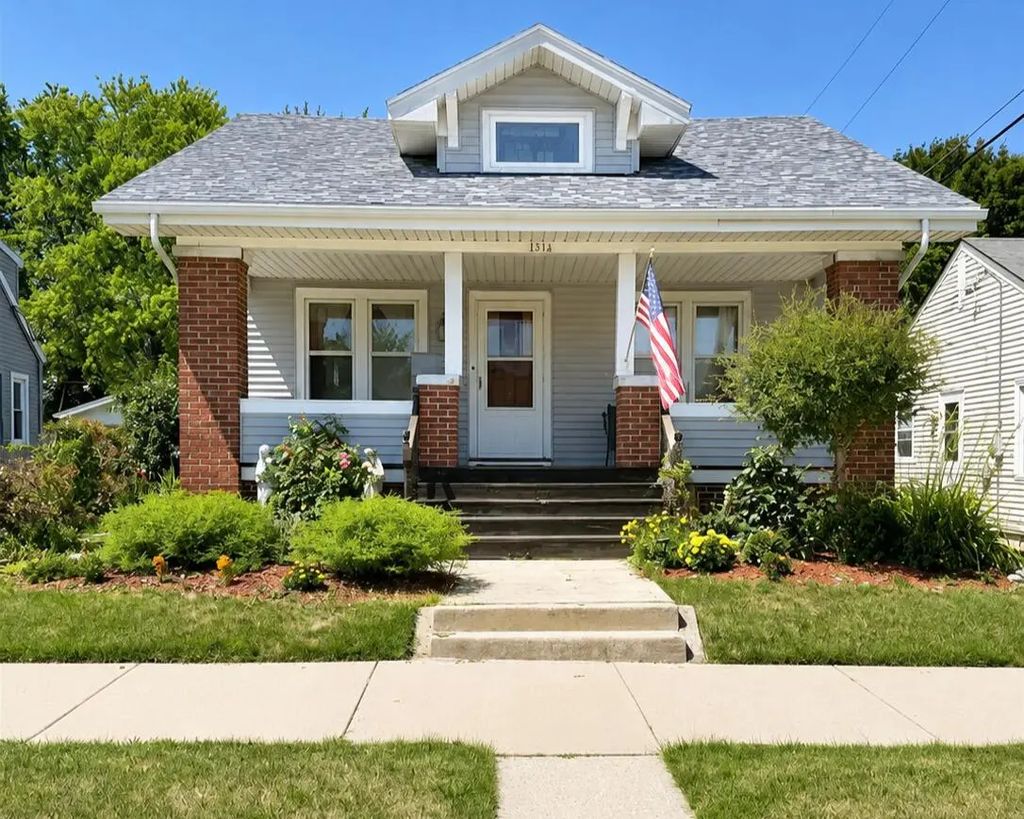 2214 S 16th St, Sheboygan
