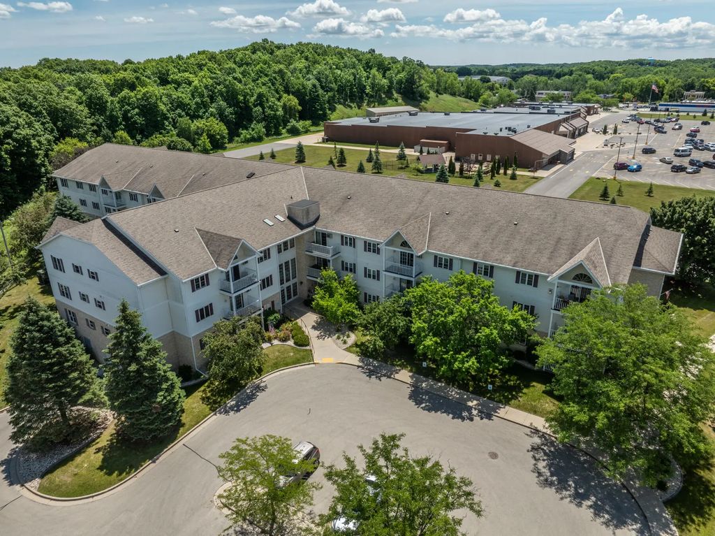 715 Canterberry Ct 212, West Bend