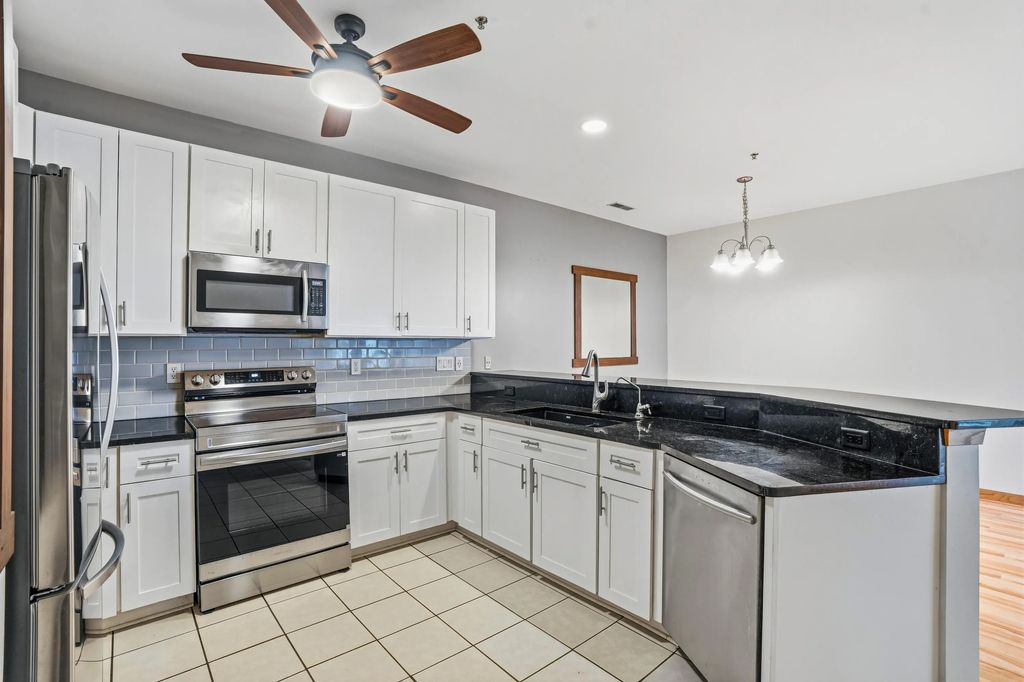 2412 Fox River Pkwy H, Waukesha