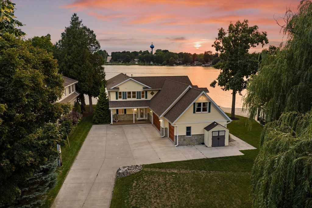 95 E Shore Dr, Random Lake