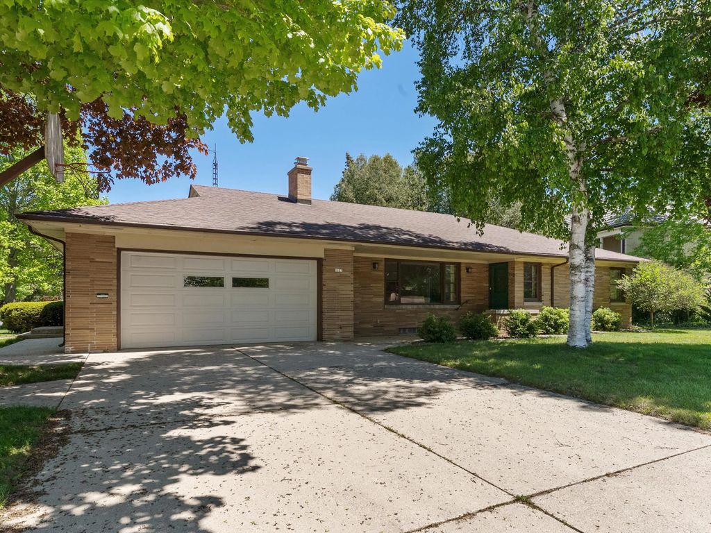 1127 Lincoln Blvd, Manitowoc