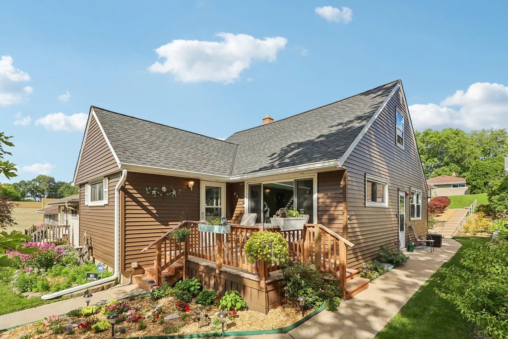 4554 S 48th St, Greenfield