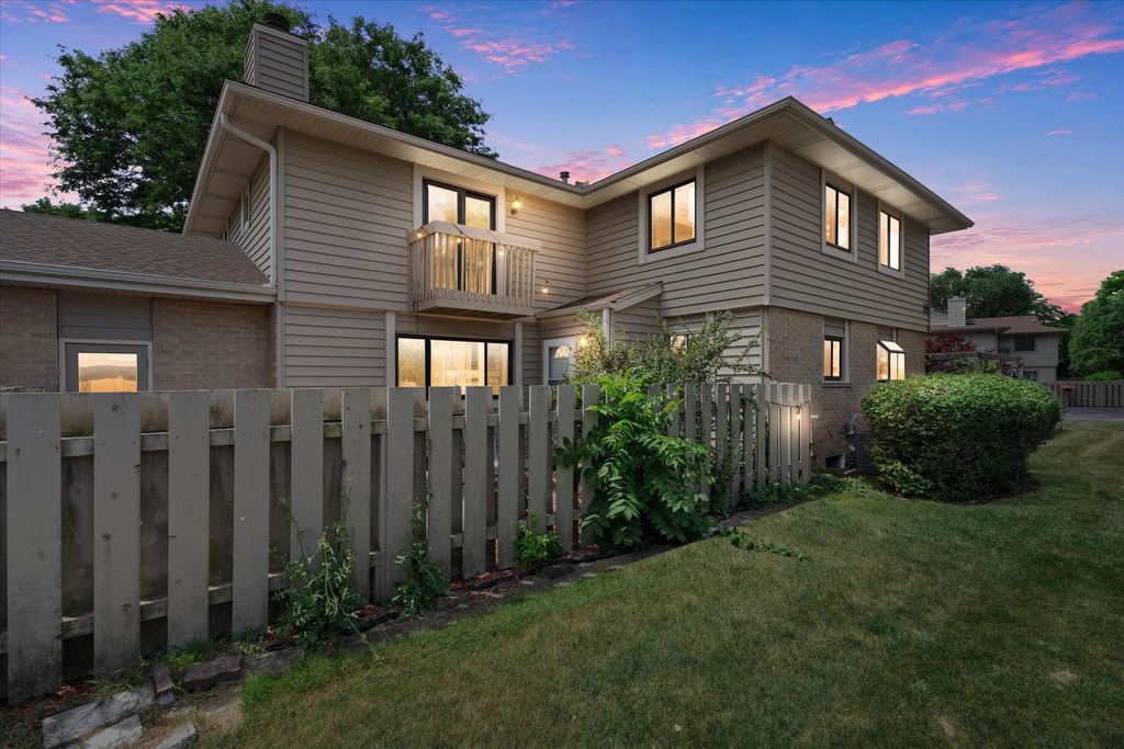 16250 W Coachlight Dr, New Berlin