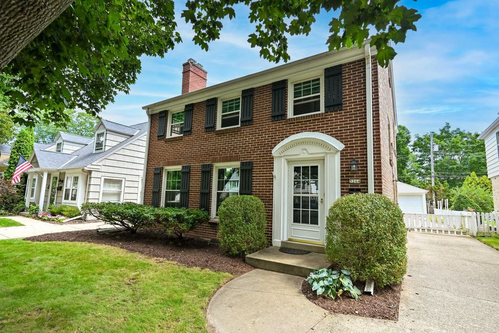 5264 N Kent Ave, Whitefish Bay