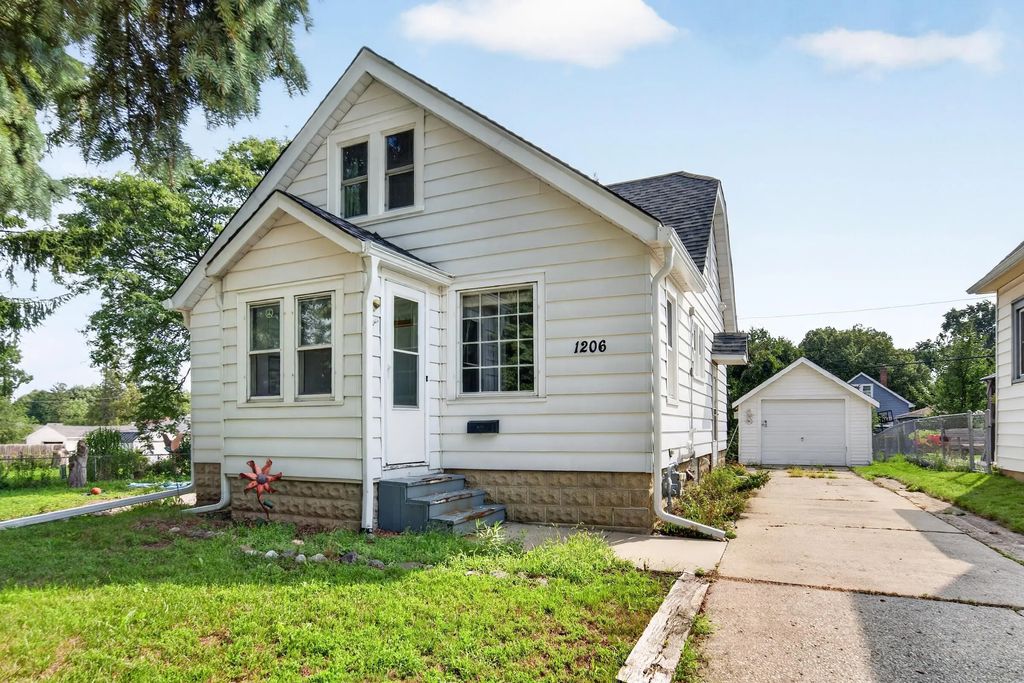 1206 S 91st St, West Allis