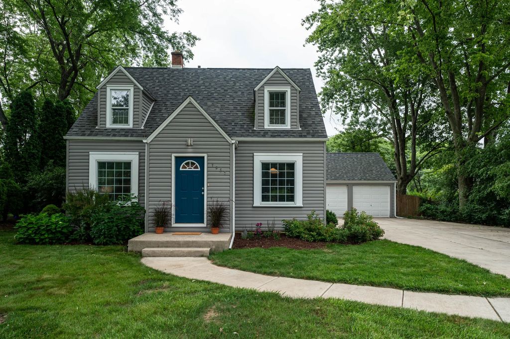 1952 N 119th St, Wauwatosa