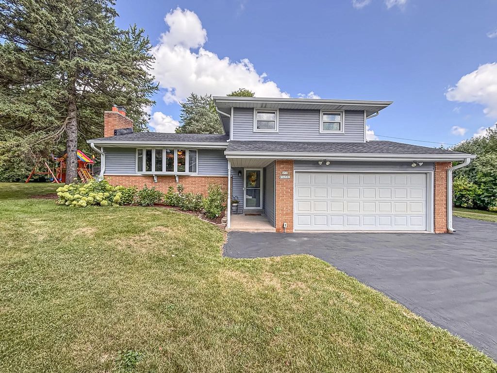 N51w16590 Fair Oak Ct, Menomonee Falls