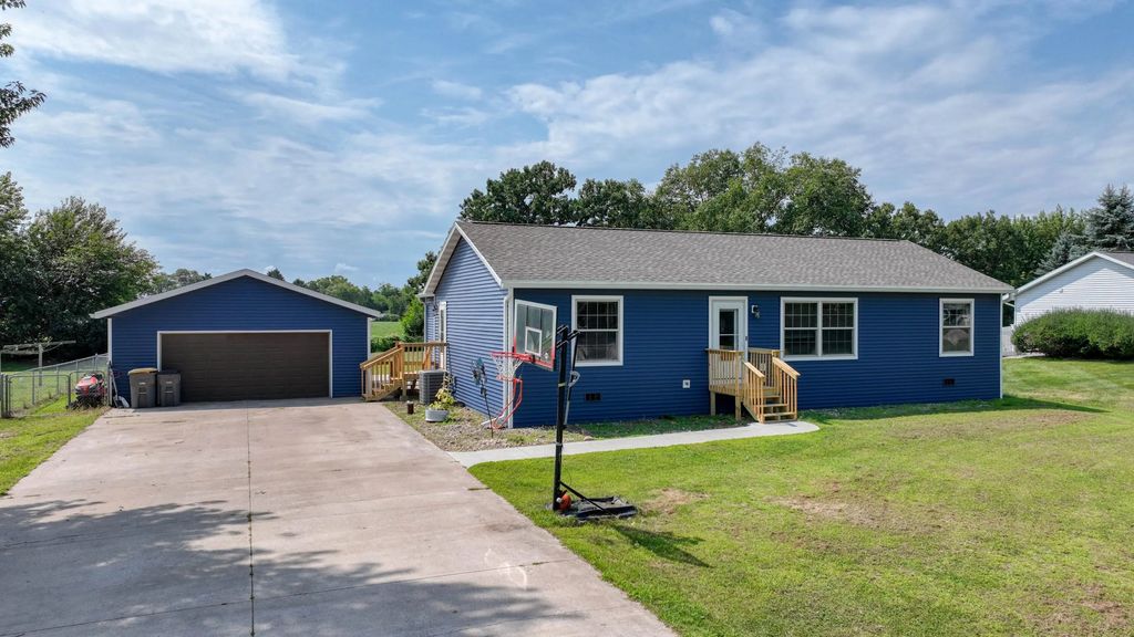 W8249 Woodview Dr, Onalaska