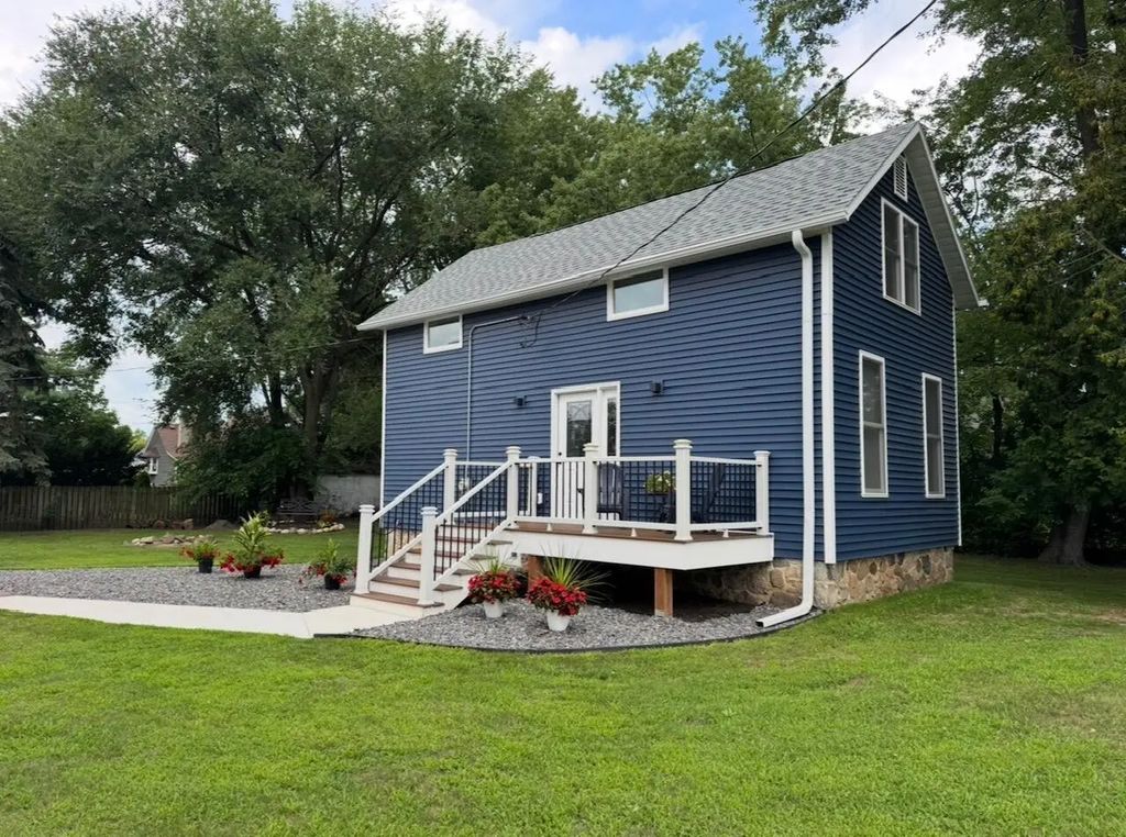 105 Roberts Rd, Dousman