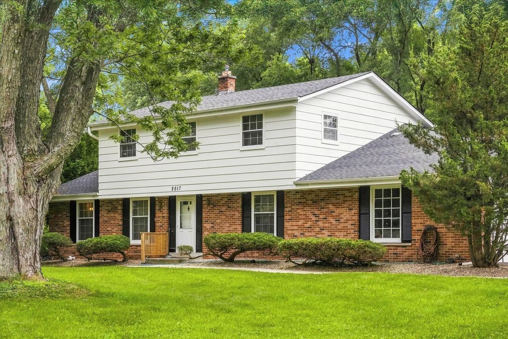2517 W Chestnut Rd, Mequon