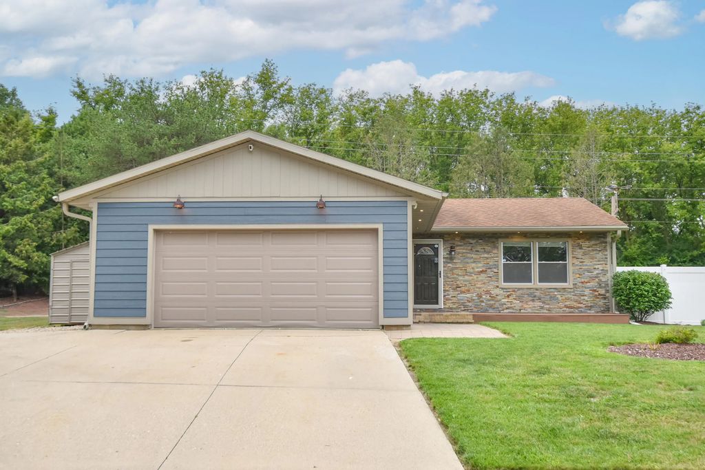 400 Indiana Ct, West Bend
