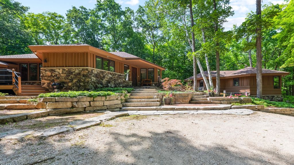 2775 E Moraine Dr, Kewaskum