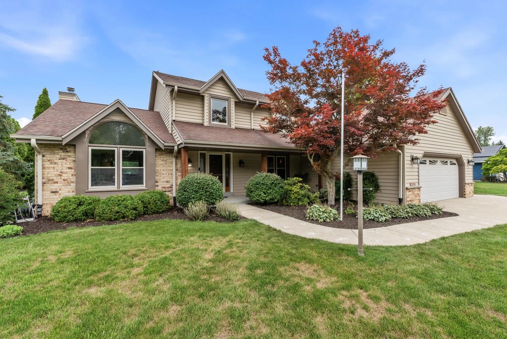 W144n4871 Stone Dr, Menomonee Falls