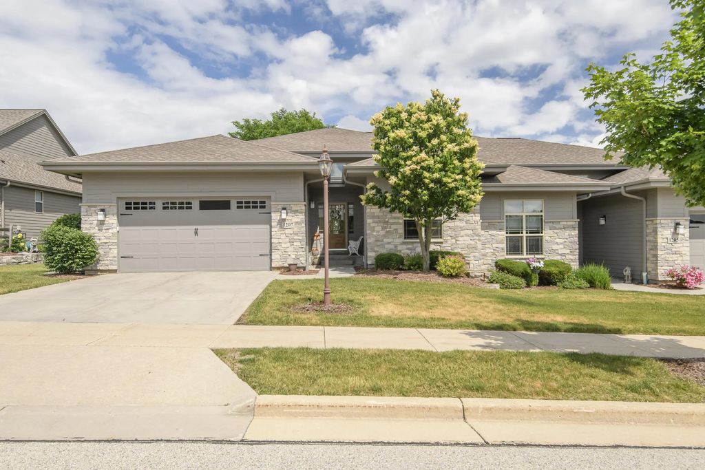 1207 Woodland Hills Dr, Waukesha