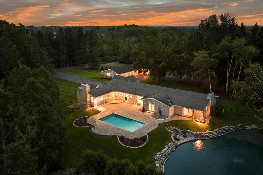 2212 W Sunnydale Ln, Mequon
