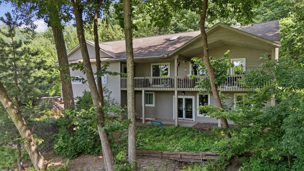 W1497 Riverview Ct, Bergen