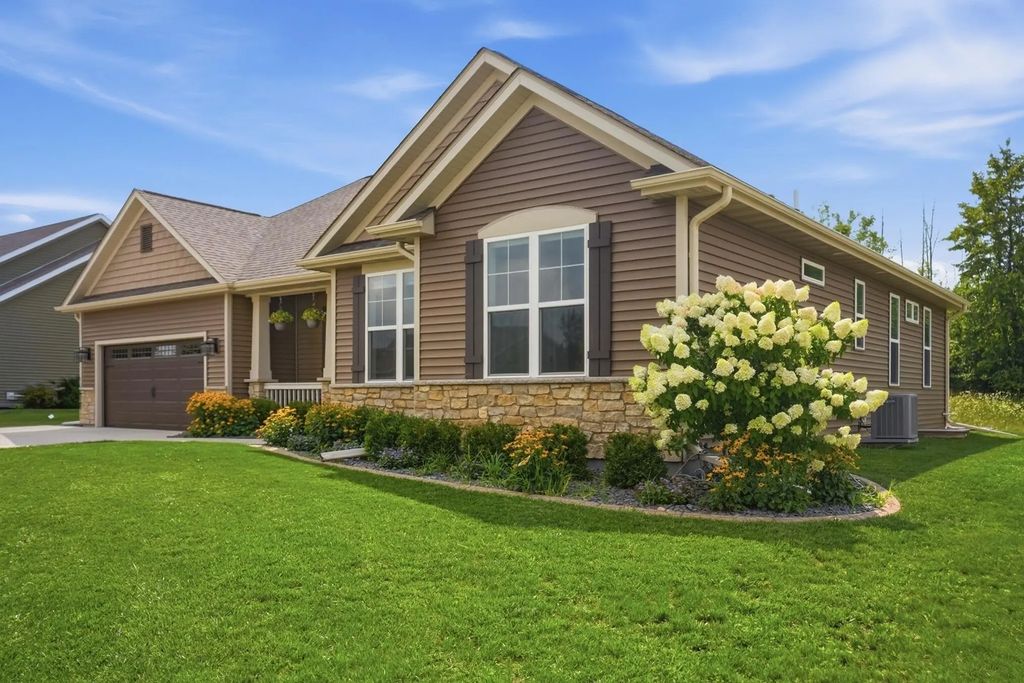 335 Deer Meadow Dr, Fredonia