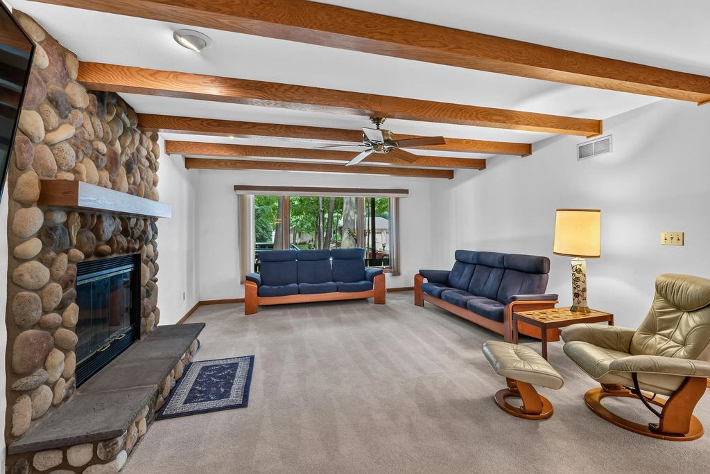 S70w16663 Hedgewood Dr, Muskego