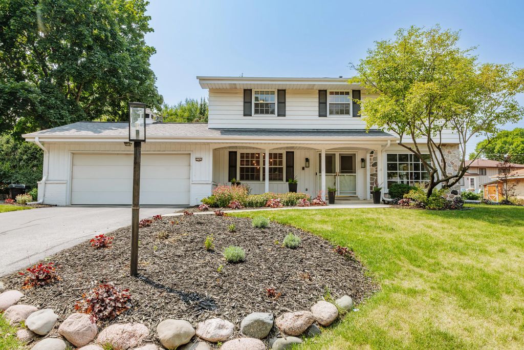 2745 N 117th Pl, Wauwatosa