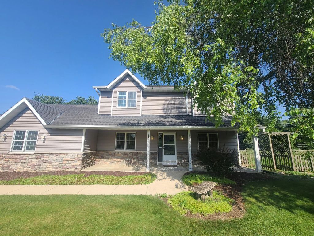 W220s3864 Crestview Dr, Waukesha