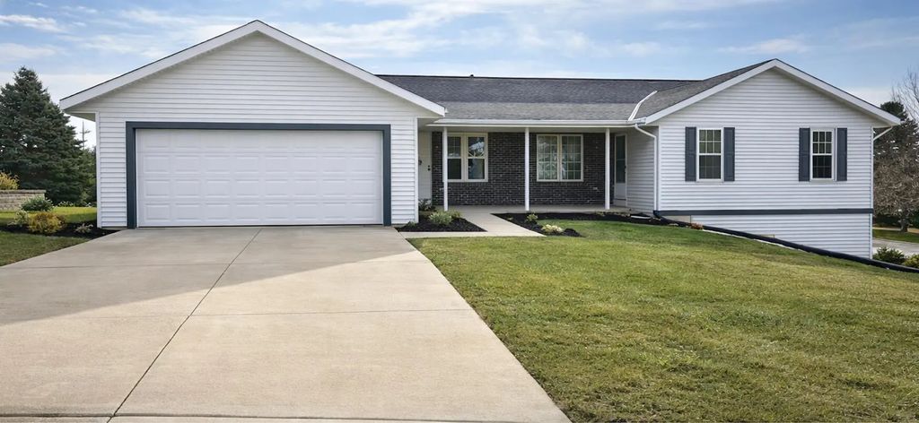 622 Lous Way, Slinger