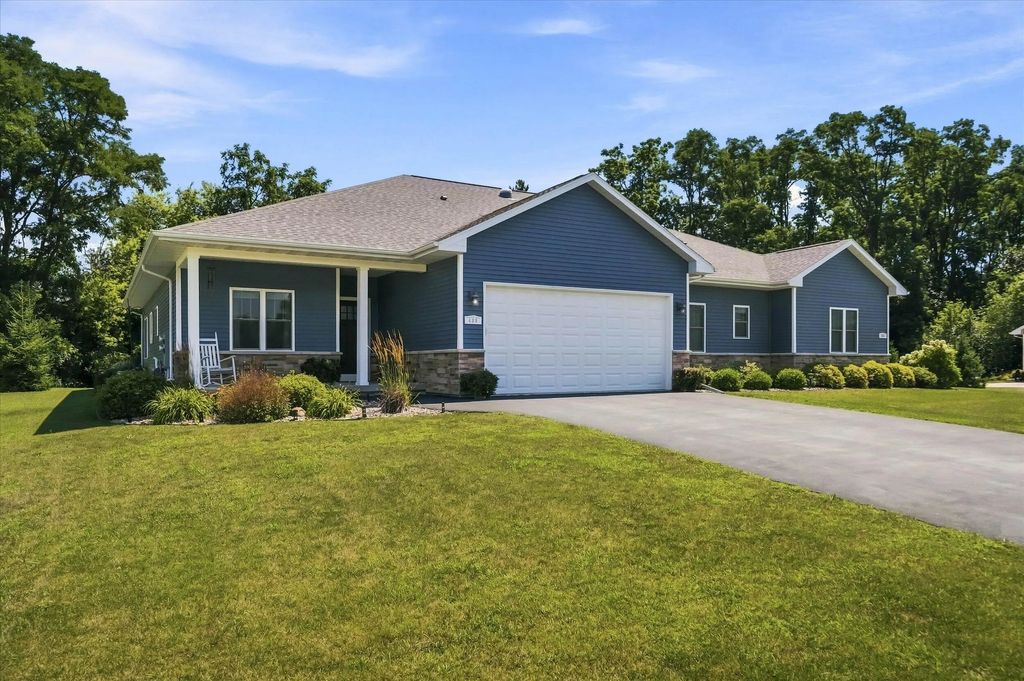 490 Meadowlark Ln E, Green Lake