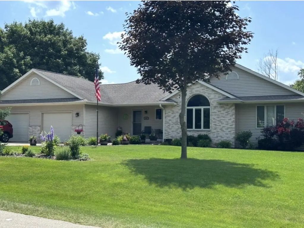 608 Fairfield Way, Waukesha