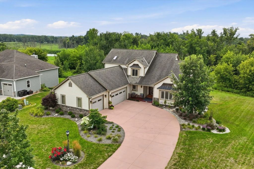 1551 Fox River Run, Mukwonago