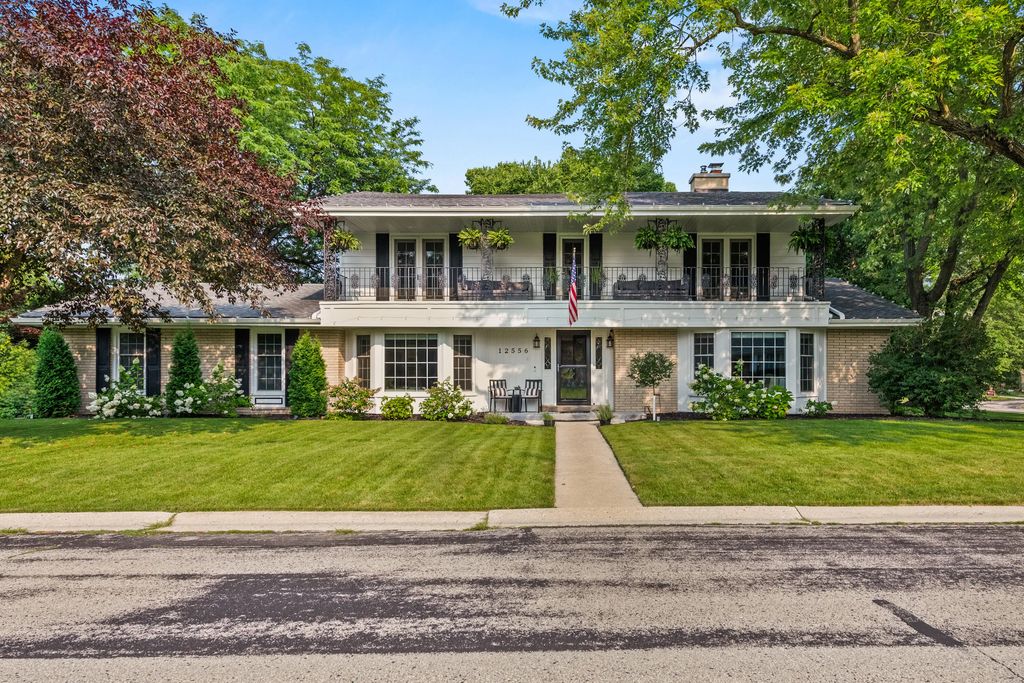 12556 N La Belle Ct, Mequon