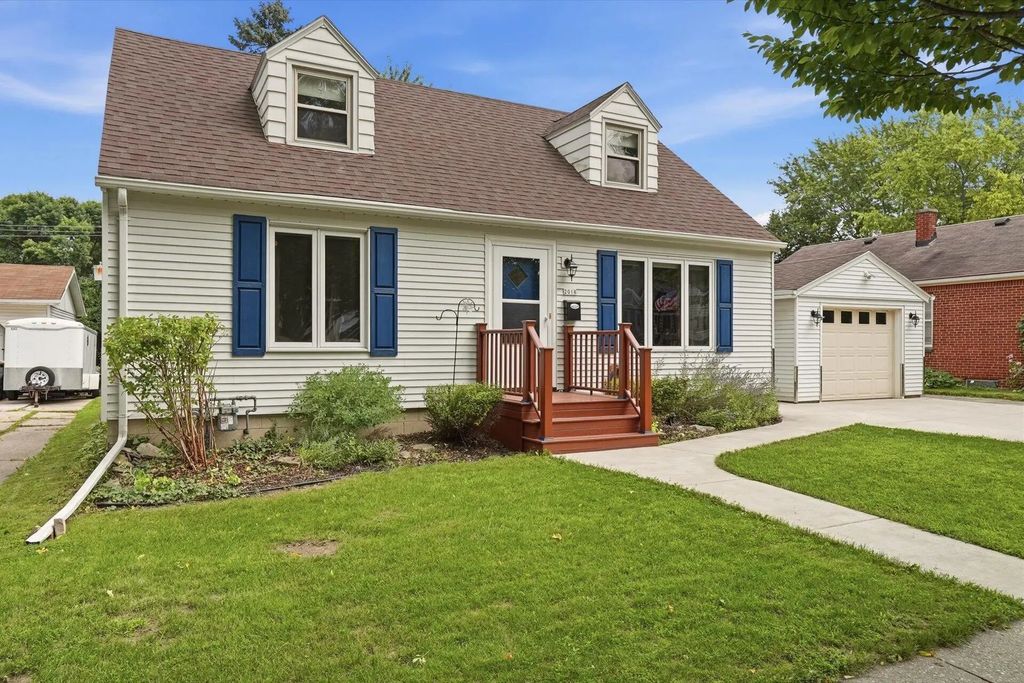 2016 S 96th St, West Allis