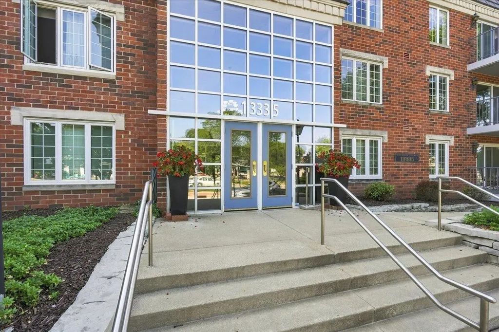 13335 Watertown Plank Rd 311, Elm Grove