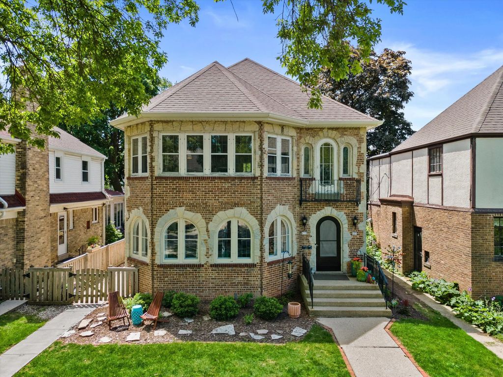 609 E Lake View Ave, Whitefish Bay