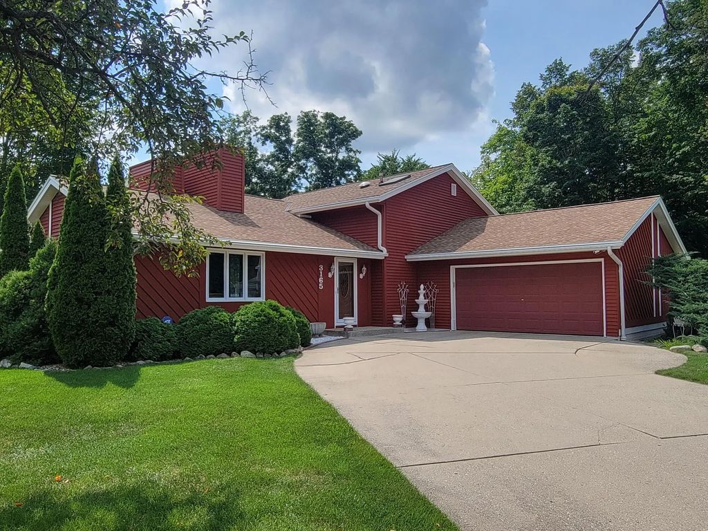 3165 S Manor Ct, New Berlin